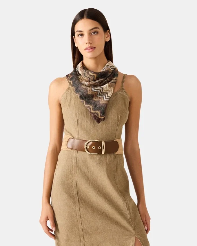 Bølget, skinnende firkantet tørklæde i neutrale farver