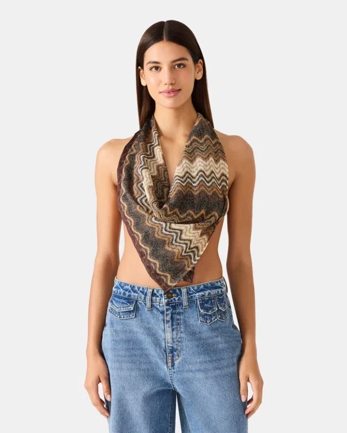 Bølget, skinnende firkantet tørklæde i neutrale farver