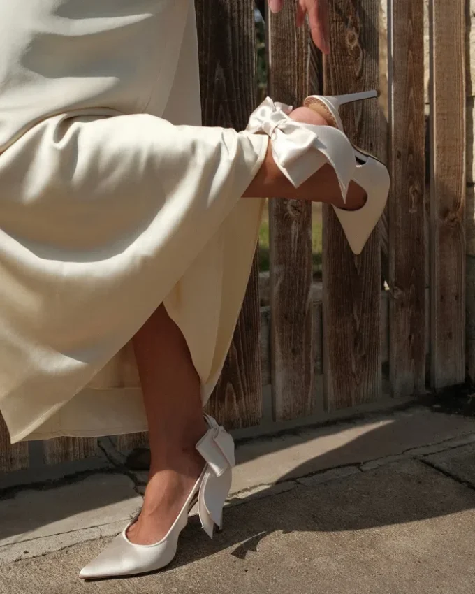 Teacup-farvet elfenbensfarvet satin