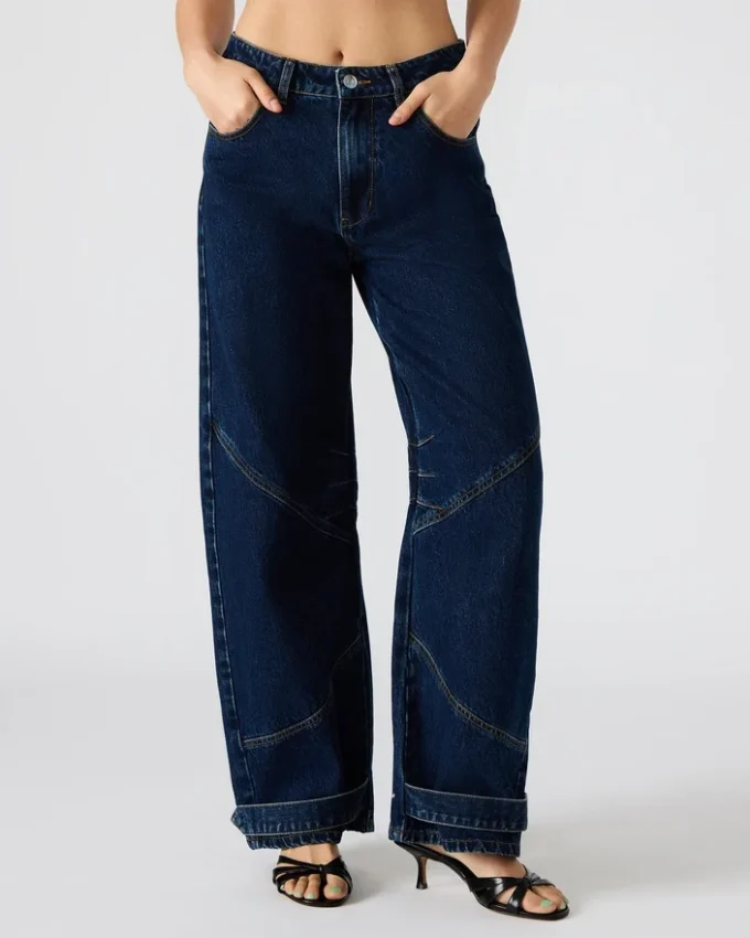Tre mørkvaskede jeans Tre mørkvaskede jeans